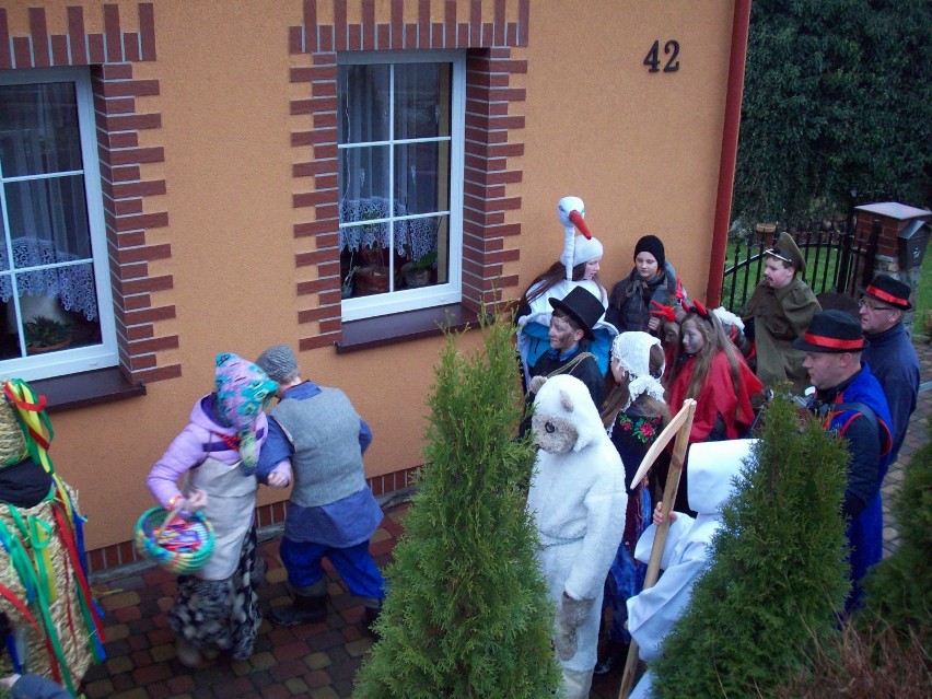Gwiazdka na Kaszubach - w Mirachowie dzieci odwiedziły mieszkańców