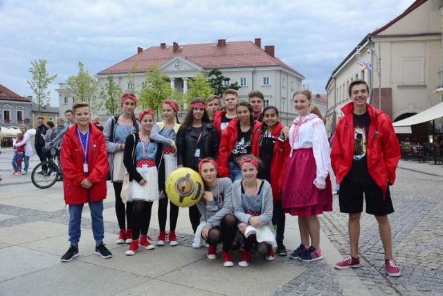 Festiwal spełnia swoją rolę - integruje młodzież. Na Rynku bawiły się KrzyKaśki z Wrocławia, Lechowia z Canady i Zosia Sydor z Krakowa.