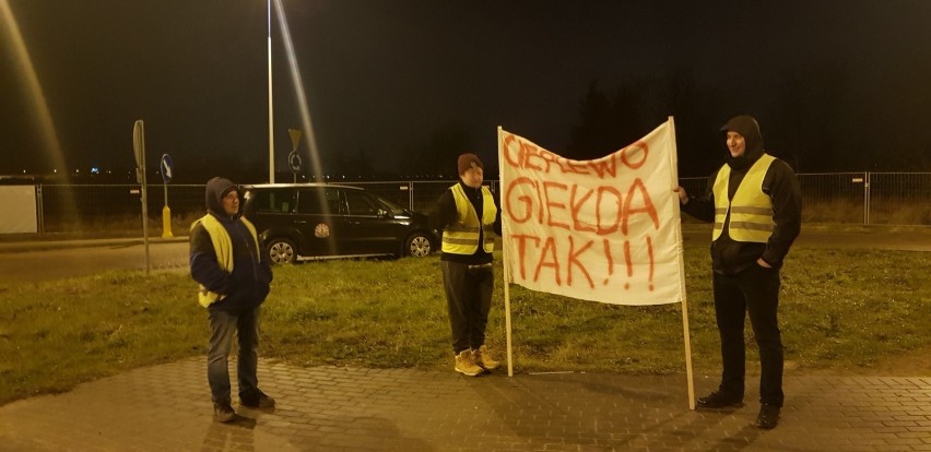 Giełda w Cieplewie wystartowała bez utrudnień. Pojawili się handlujący i kupujący [ZDJĘCIA, WIDEO]