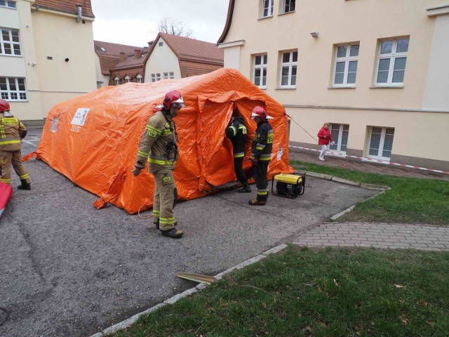Ćwiczenia strażackie przed koszalińskim szpitalem w związku z koronawirusem