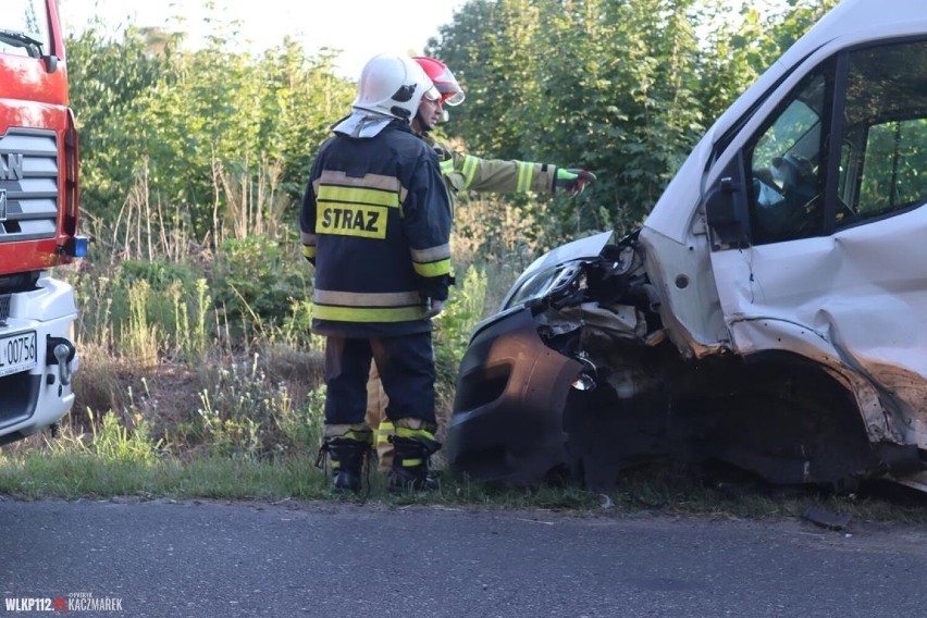 Zderzenie czołowe dwóch samochodów. W kolizji wzięło udział 5 osób