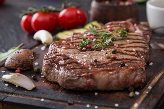 Klasyczny stek przyrządza się wołowiny. Świetnie smakuje potrawa przyrządzona z rostbefu lub antrykotu.
