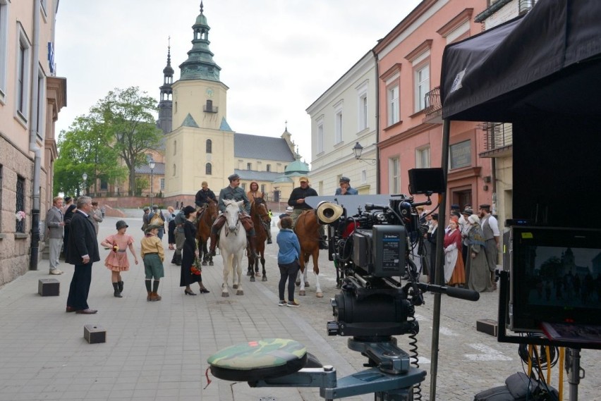 Filmowcy na ulicach Kielc. Jako Piłsudski... Marcin Bosak (WIDEO, zdjęcia)