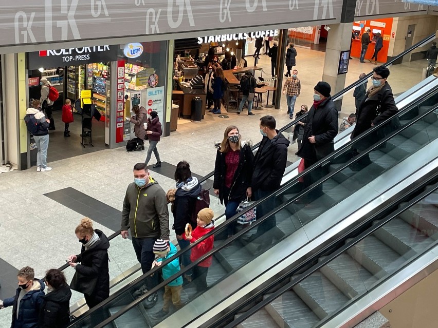 Mieszkańcy Krakowa sobotnie popołudnie spędzają w galeriach...