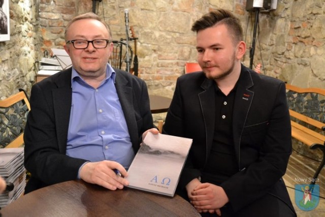 Janusz Michalik i Adrian Maraś podczas promocji wspólnej książki „A Ω”