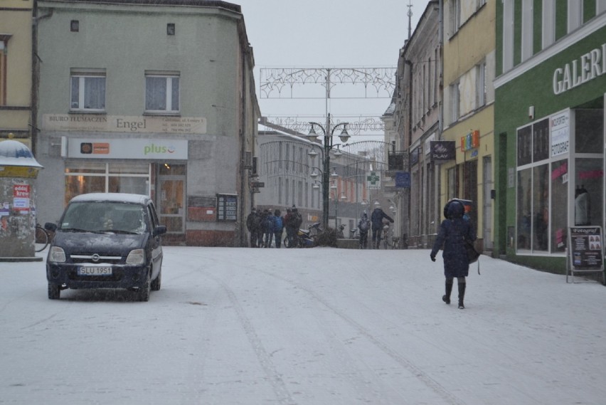 Znów sypnęło śniegiem. Ślisko na drogach i chodnikach Lublińca. Pracuje sprzęt odpowiedzialny za zimowe utrzymanie ZDJĘCIA