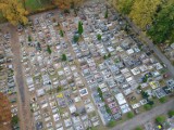 Poruszający widok cmentarza w Sławnie z lotu ptaka podczas rządowego zakazu wstępu ZDJĘCIA