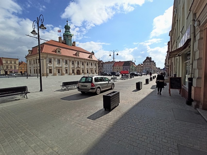 Rawicz. Ławki na Rynku zostaną przeniesione? Przewodniczący wystąpił z wnioskiem o pozostawienie ich na dotychczasowym miejscu [ZDJĘCIA]