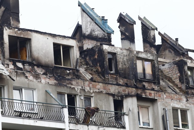 Pożar na ul. Fasolowej 36 we Włochach. Ogromne zniszczenia, mieszkańcy ewakuowani [ZDJĘCIA, WIDEO]