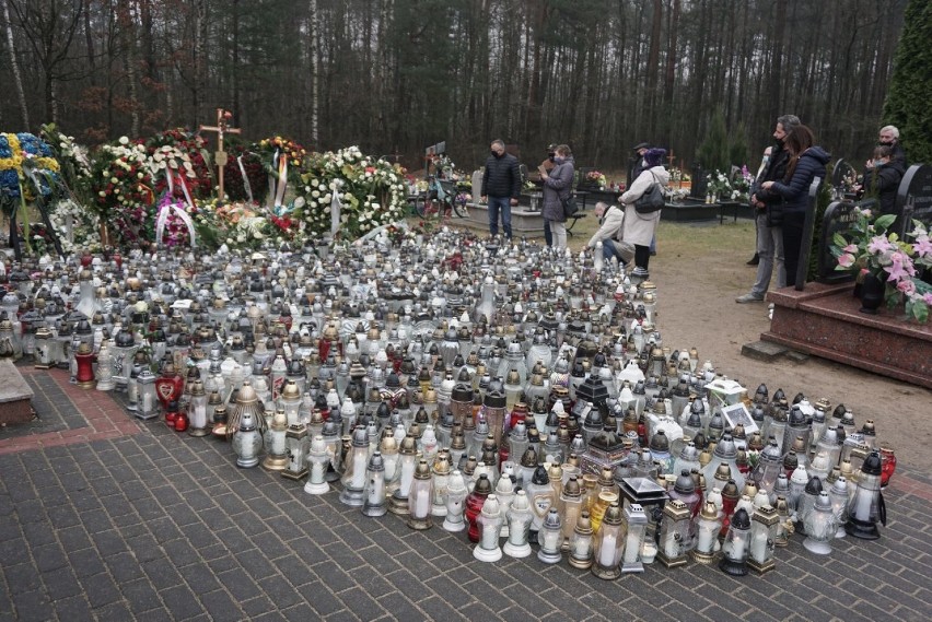 Tłumy ludzi odwiedzają grób Krzysztofa Krawczyka w...