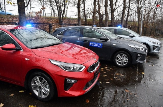 Nowe radiowozy trafiły do Śląskiej Policji. Zobacz zdjęcia nowego dobytku mundurowych. Zobacz kolejne zdjęcia. Przesuwaj zdjęcia w prawo - naciśnij strzałkę lub przycisk NASTĘPNE