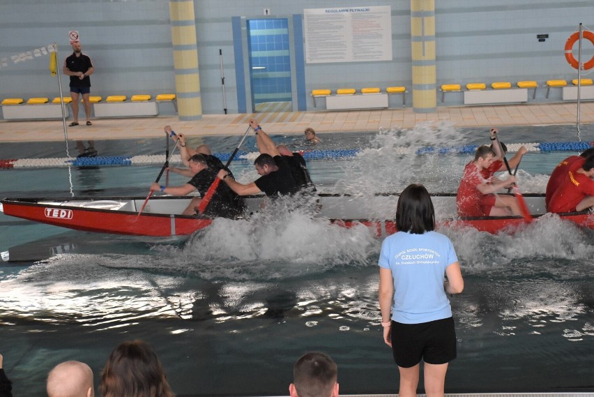 Po raz drugi wiosłowali dla WOŚP! Zawody smoczych łodzi na basenie w Człuchowie przyniosły wiele sportowych emocji