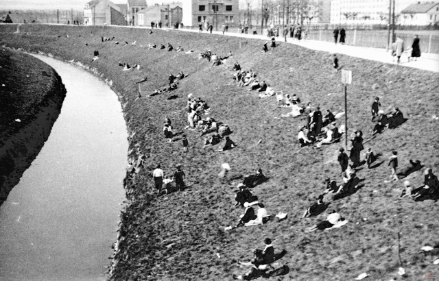 Uczestnicy uroczystości odpustowych nad brzegiem Rudawy, 1932 rok