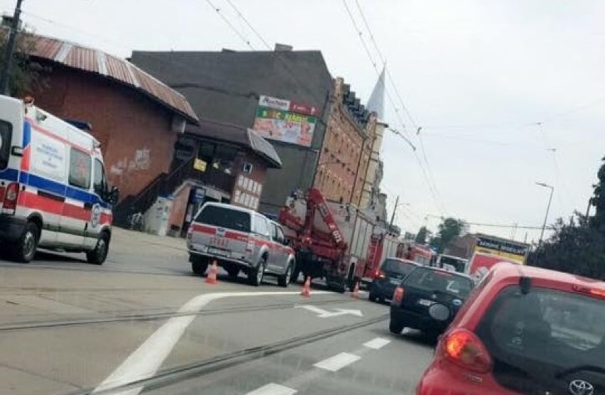 Wypadek w Chorzowie na Armii Krajowej. Zderzyły się dwa auta i autobus