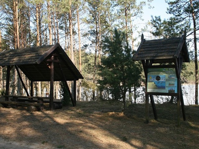 Kościerzyna - Wdzydze - długość trasy 20 km, 7 przystanków z tablicami edukacyjnymi, dwie wiaty, ścieżka oznakowana za pomocą malowanych niebieskich znaków na drzewach i drogowskazach. Szlak rowerowy z Kościerzyny do Wdzydz łączy dwie atrakcyjne turystycznie miejscowości. Został przygotowany z myślą o mieszkańcach Trójmiasta, którzy koleją mogą dojechać do Kościerzyny, a dalej na rowerze do Krzyża Jezior Wdzydzkich. To propozycja przyrodniczo - krajoznawczej wycieczki rowerowej po leśnych terenach na północ od kompleksu Jezior Wdzydzkich. Rozpoczyna się przy dworcu kolejowym w Kościerzynie, a kończy w centrum Wdzydz przy Muzeum – Kaszubskim Parku Etnograficznym. Po drodze mijamy miejscowość Lizaki i przejeżdżamy przez Juszki, wieś o ciekawej i cennej zabudowie regionalnej.
 
