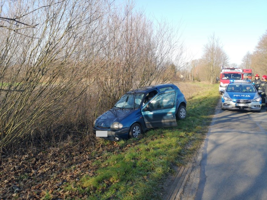 Wypadek w Strońsku. Samochód w rowie [zdjęcia] 