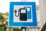 Polacy wybierają elektryczne taksówki? Elektryków jest coraz więcej, ale ładowanie wciąż stanowi problem