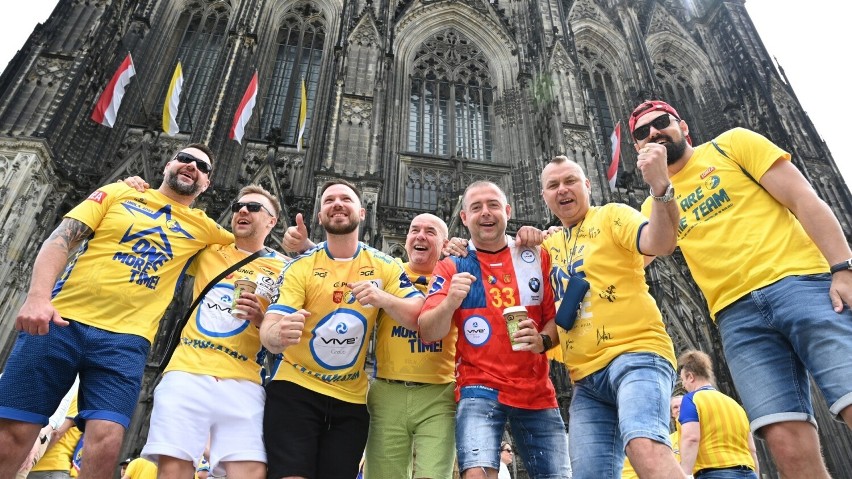 Final Four Ligi Mistrzów. "Kielce, Kielce, Iskierka!!!" Zobacz zdjęcia i video z przemarszu naszych kibiców do hali w Kolonii