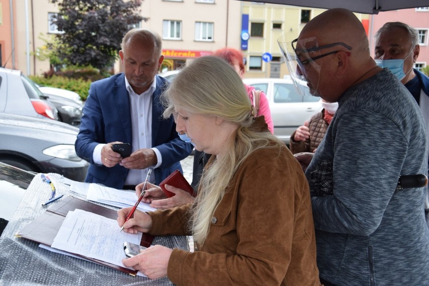 Listy poparcia dla Rafała Trzaskowskiego w Kędzierzynie-Koźlu. Mieszkańcy składają podpisy. "Jest moc"