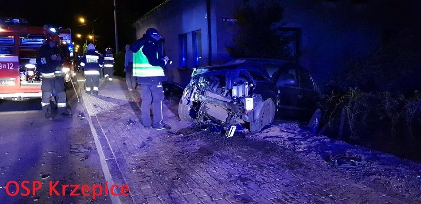 Nocny "rajd" po Krzepicach. Kierowca uderzył w dom! FOTO