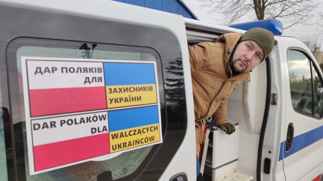 Pomoc dla Ukrainy: Z lotniska w Piotrkowie wyruszyły trzy karetki z zaopatrzeniem medycznym oraz wóz transportu technicznego ze sprzętem zasilającym w energię, 05.03.2022