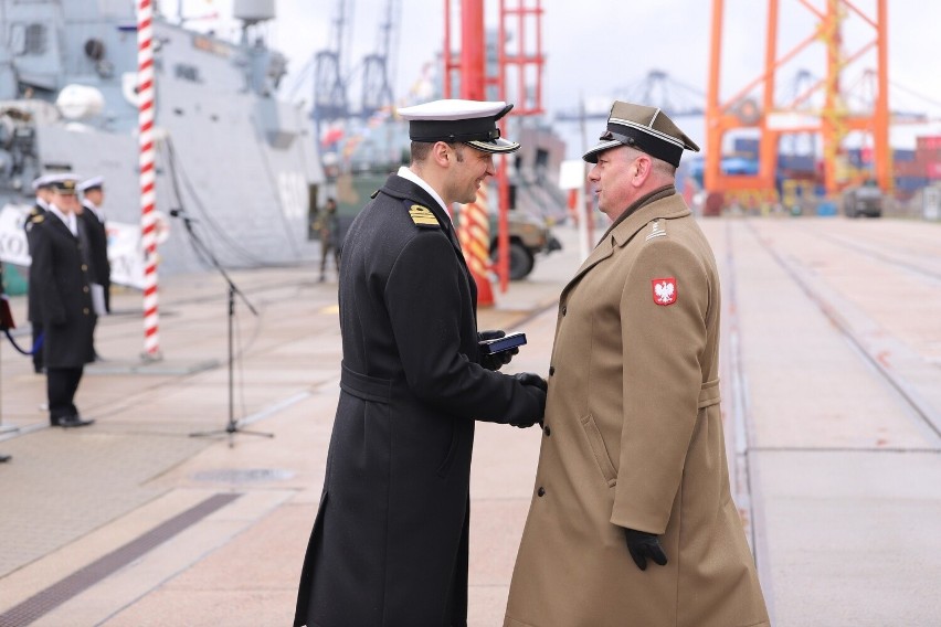 Obchody miały nie tylko oficjalny, marynarski charakter. W...