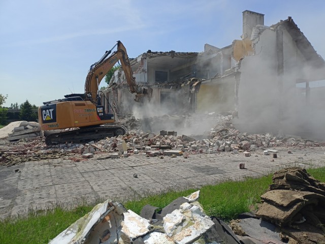 Stara siedziba  Gminnego Ośrodka Kultury i Sportu w Zapolicach została wyburzona. W tym miejscu powstać ma nowoczesny obiekt