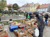 Wodzisławski Jarmark Staroci na rynku. Plac pełen sprzedających i kupujących. Ciekawe rzeczy można znaleźć na kilkudziesięciu stoiskach