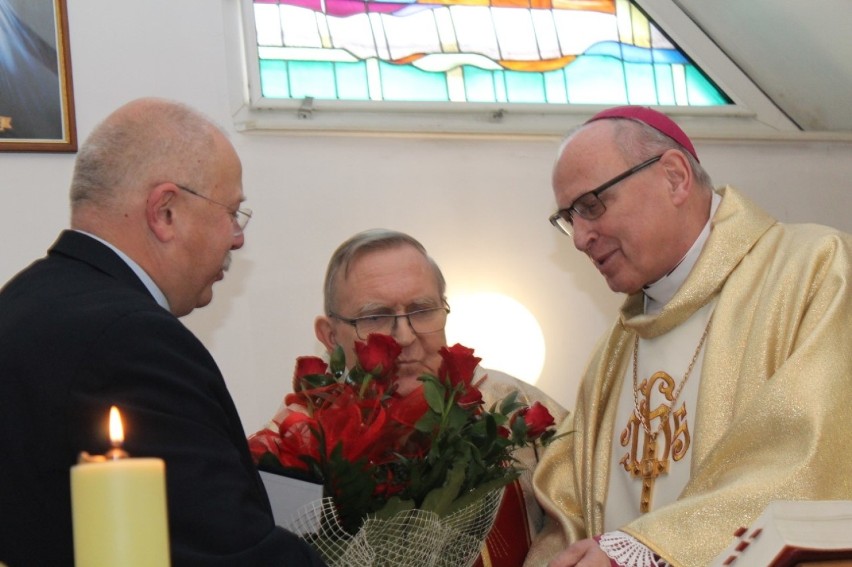 Biskup Wiesław Mering przybył dziś do Domu Opieki Społecznej...