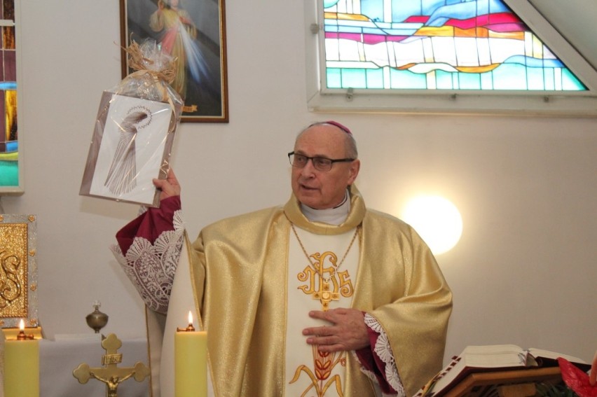 Biskup Wiesław Mering przybył dziś do Domu Opieki Społecznej...