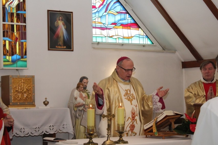 Biskup Wiesław Mering przybył dziś do Domu Opieki Społecznej...