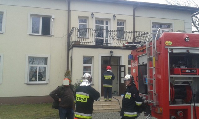 Pożar w Jasionnej w gminie Bolimów wybuchł w czwartek, 2 marca, około godziny 11. Zapalił się drewniany strop w jednorodzinnym budynku mieszkalnym.