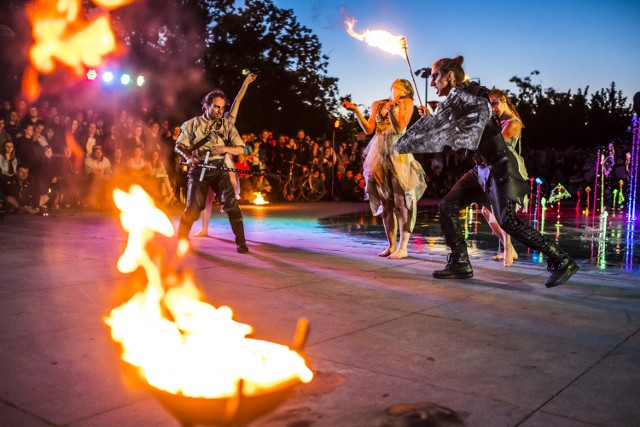 Setki fanów gry „Wiedźmin” obejrzały piątkowy pokaz Teatru Tańca Avatar z Legnicy do nowej muzycznej aranżacji fontanny Cosmopolis. Jeśli byliście, to może jesteście na zdjęciach? 

Zobacz także: Podprowadzające Get Well Toruń na meczu z ROW Rybnik [ZDJĘCIA]

Pokaz Teatru Tańca Avatar do nowej aranżacji fontanny Cosmopolis [ZDJĘCIA]