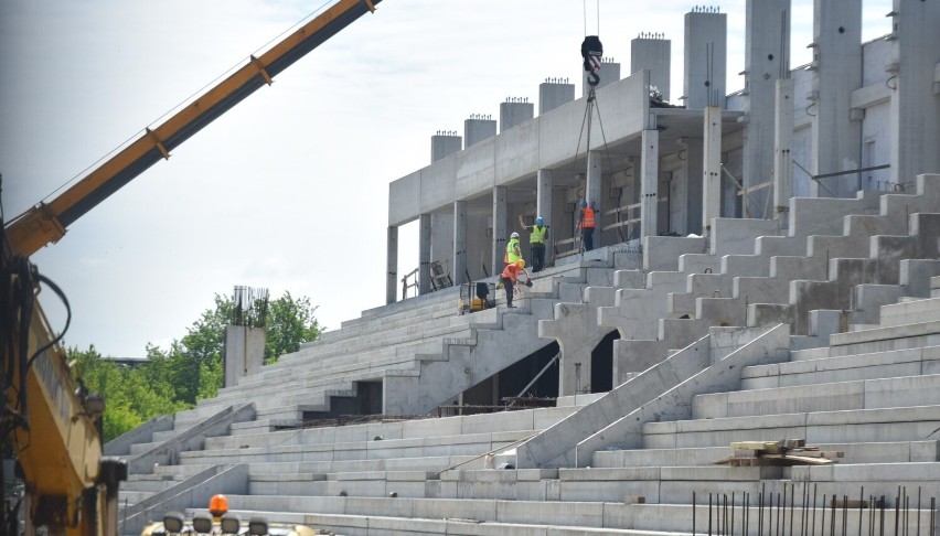 Układanie elementów betonowych na trybunie południowej.