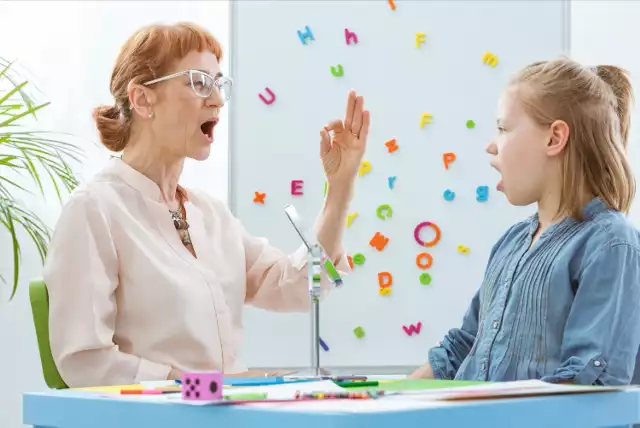 Czy projekt ustawy będzie obowiązywał także logopedów pracujących w szkołach?