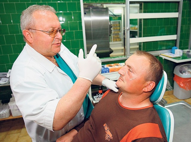 Dzięki operacji trwającej około 1,5 godz., Krzysztof Mochola znów dobrze widzi. Na zdjęciu podczas badania w szpitalu im. Barlickiego.