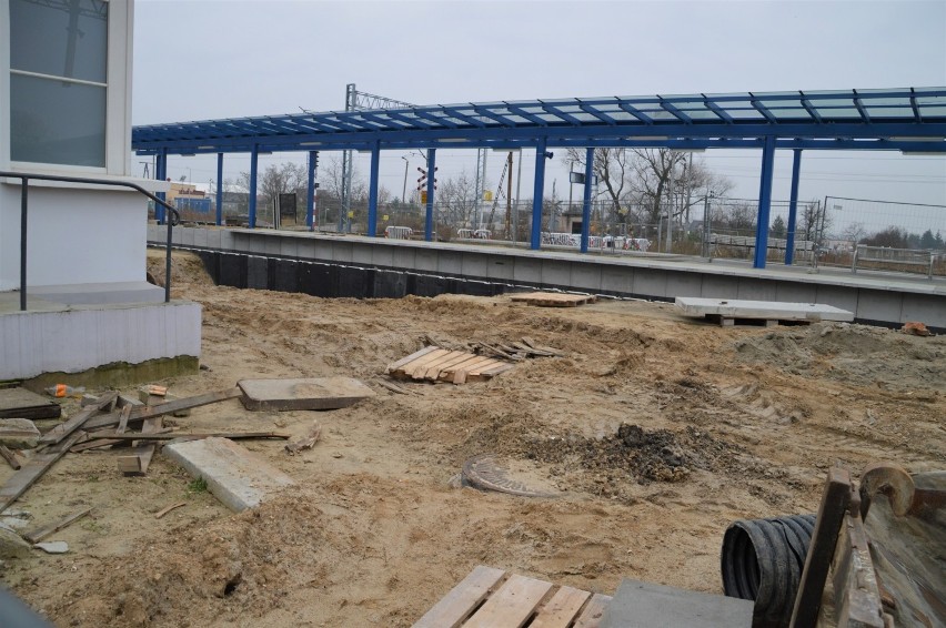 Kładka łącząca perony na dworcu kolejowym w Rawiczu jeszcze grudniu 2019? Trwają prace na rawickim dworcu PKP [ZDJĘCIA]