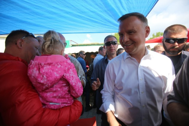 Andrzej Duda odwiedził Dąbrowę Górniczą. Prezydent spotkał się z mieszkańcami na miejskim targowisku.

Zobacz kolejne zdjęcia. Przesuwaj zdjęcia w prawo - naciśnij strzałkę lub przycisk NASTĘPNE