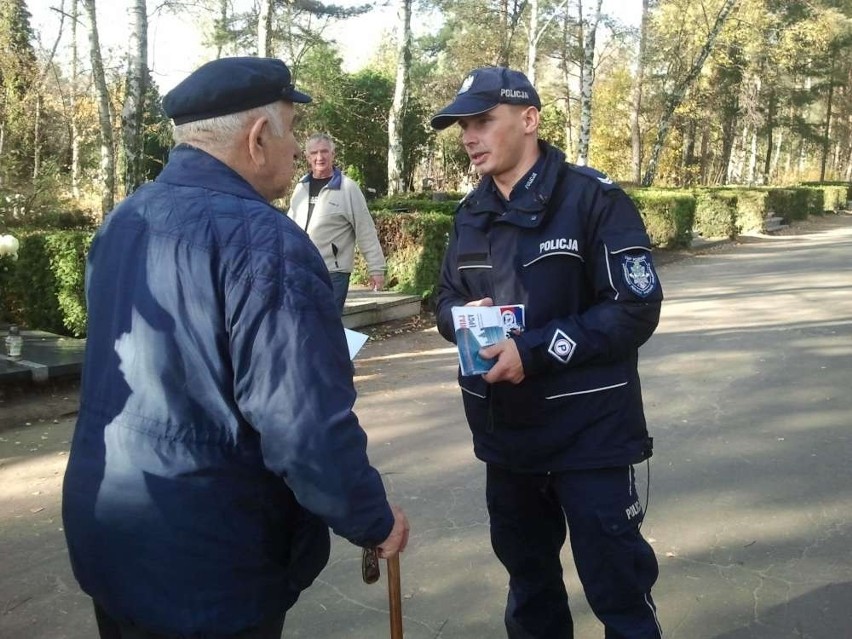 Policja w Poznaniu: Na cmentarzach pilnuj portfela i torebki