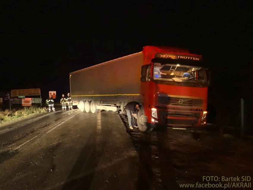 Ciężarówka zabokowała starą drogę na Bielsko