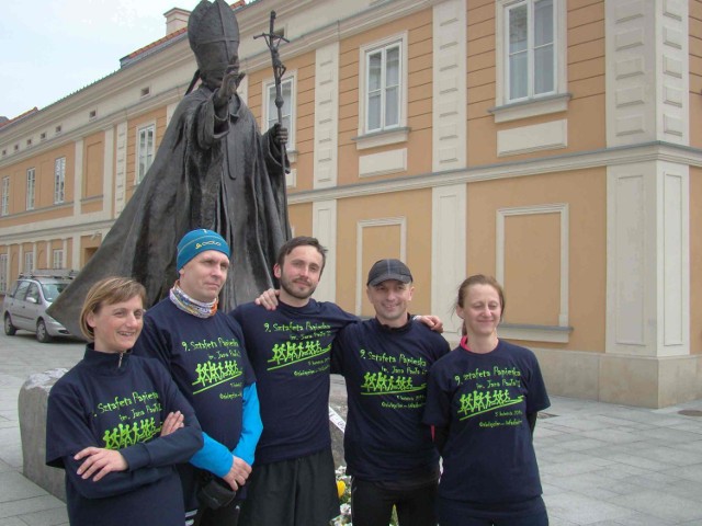 Członkowie klubu biegacza Endorfiny z Wadowic także wezmą udział w biegu urodzinowym dla Jana Pawła II. Na zdj. przed pomnikiem papieża na wadowickim rynku.