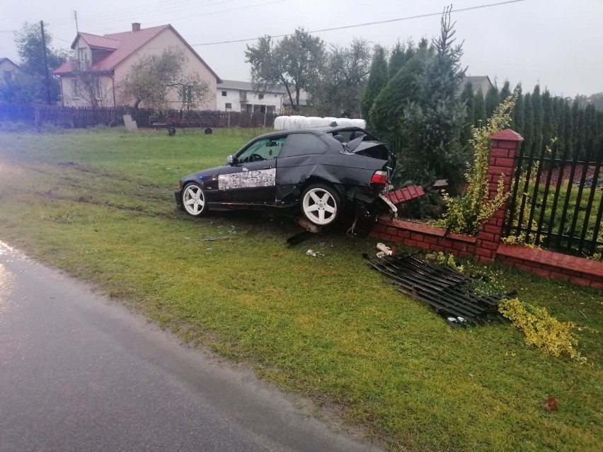 Gmina Żytno. Wypadek w Budzowie. Pijany kierowca bmw uderzył w ogrodzenie [ZDJĘCIA]