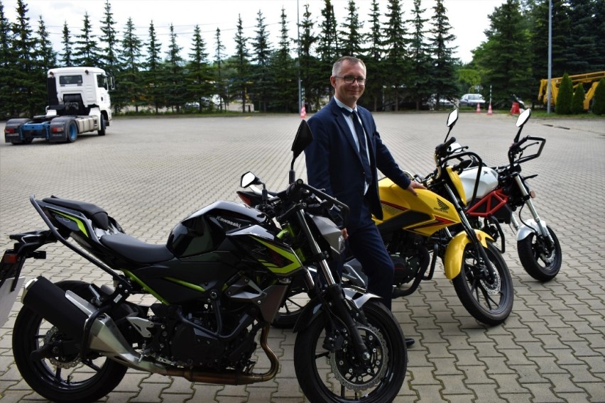 Paweł Gurgul przy nowych motocyklach, o które MORD wzbogacił...