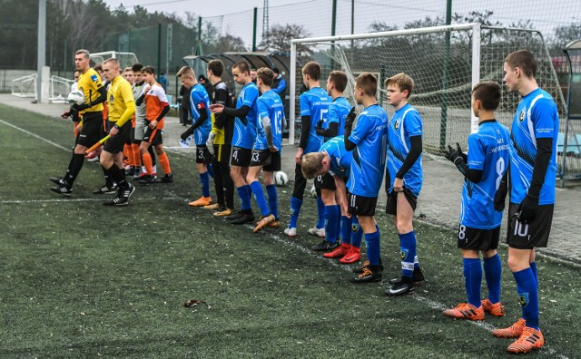 Piłkarzom MUKS CWZS (niebieskie koszulki), podobnie jak Wdzie Świecie, nie udało się wywalczyć awansu do Centralnej Ligi Juniorów