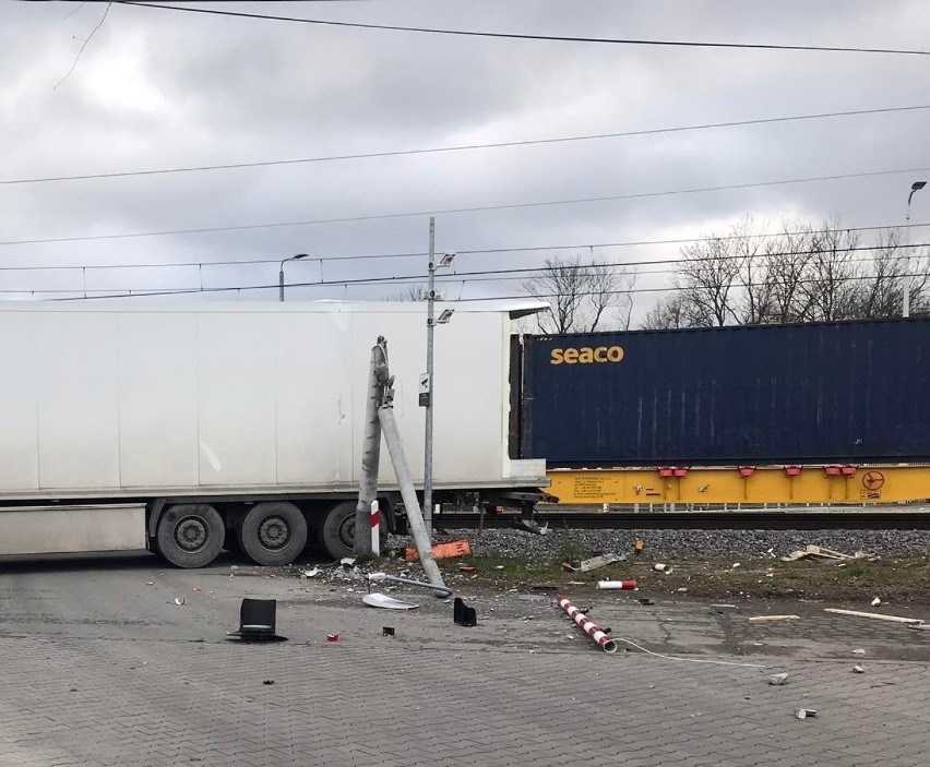 Pociąg zderzył się z ciężarówką w Chechle drugim ZDJĘCIA