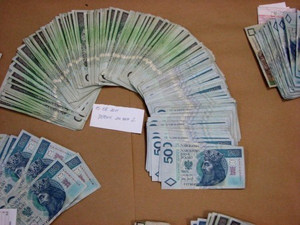 Sprawcy skradli 100 tys. zł. Pieniądze udało się odzyskać w całości