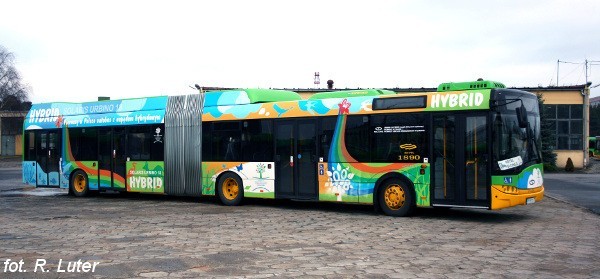 Ilość miejsc siedzących: 44+3
Ilość miejsc stojących: 93

Solaris Urbino 18 Hybrid to pierwszy w Polsce autobus o napędzie hybrydowym. W barwach MPK Poznań jeździ od początku listopada 2008 roku.