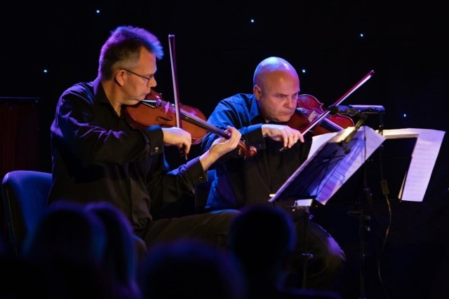 W sobotę (17 listopada) w Hali Pomp w Muzeum Wodociąg&oacute;w odbył się koncert &quot;Musica Futura&quot;. Przed bydgoską publicznością wystąpił kwartet smyczkowy Barock Quartet. Czterej utalentowani artyści zaprezentowali muzykę najwybitniejszych polskich kompozytor&oacute;w. Zapraszamy do obejrzenia zdjęć z koncertu.  

Zobacz zdjęcia z koncertu&gt;&gt;

&lt;center&gt;
Flesz - bezpieczne dziecko. To musisz wiedzieć!
&lt;script class=&quot;XlinkEmbedScript&quot; data-width=&quot;640&quot; data-height=&quot;360&quot; data-url=&quot;//get.x-link.pl/056ce21f-99e9-b6b3-d0e7-47a9399c5c58,fd55b8af-4abc-e769-dda9-72a08e93d6af,embed.html&quot; type=&quot;application/javascript&quot; src=&quot;//prodxnews1blob.blob.core.windows.net/cdn/js/xlink-i.js?v1&quot;&gt;&lt;/script&gt;
&lt;/center&gt;