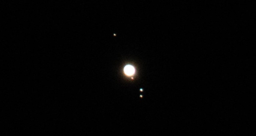 Na zdjęciu widoczny jest Jowisz i jego cztery z 79 księżyców...