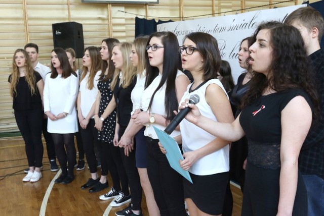 Uczniowie klasy II „d” IV Liceum Ogólnokształcącego pięknie zaśpiewali utwór Biały Krzyż.